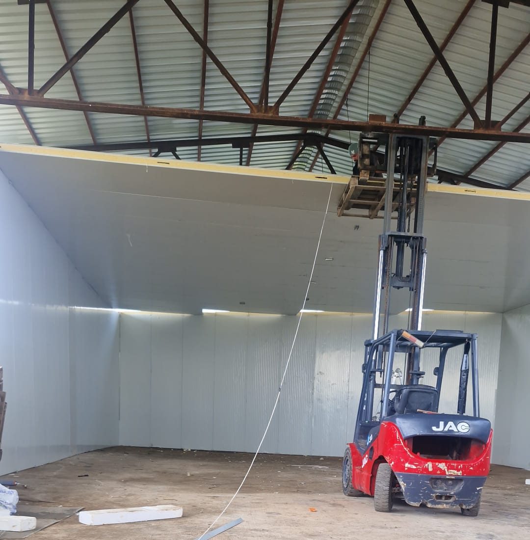 Depo içinde forklift yardımıyla soğuk oda tavan panellerinin montajı