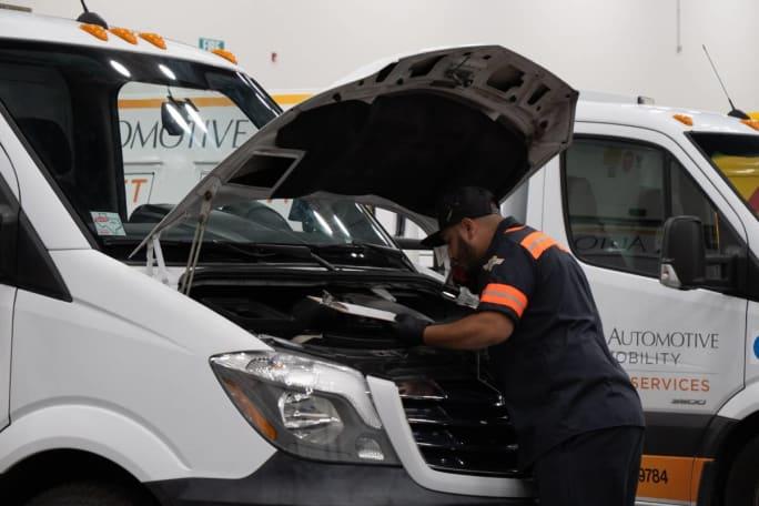 Şirket filosu otoparkta, servis aracı yanında