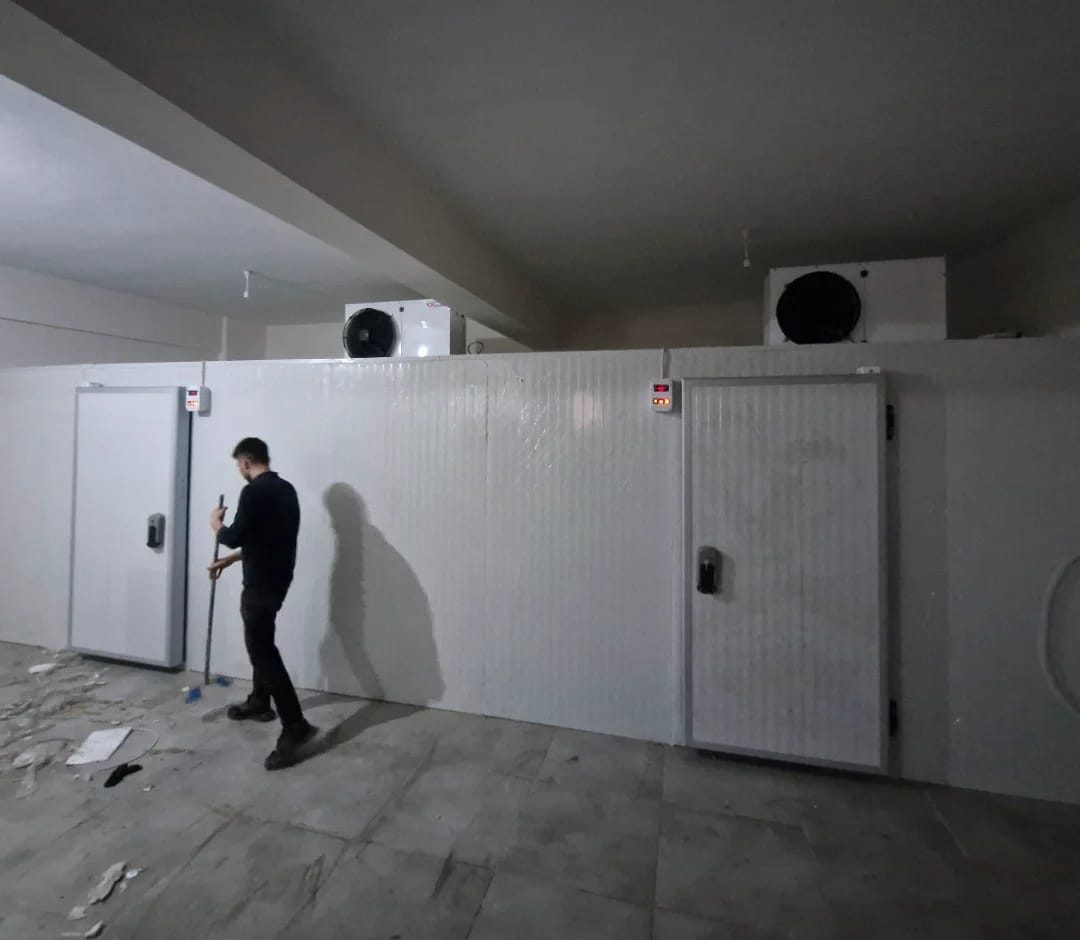 Kapıları ve kontrol panelleri takılmış, teslime hazır iki soğuk oda